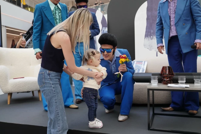 Sirsnīgākais mirklis Mihelsonu ģimenē bija, kad prezentācijas svinību izskaņā bija iespēja Prāta vētras mūziķus apsveikt – tad Adele ar mammas sarūpēto košo frēziju pušķīti steidza pie Māra un, iedodot buču un pasniedzot ziedus, pirmoreiz savā mūžā sveica tēti ar jauna albuma palaišanu tautās.