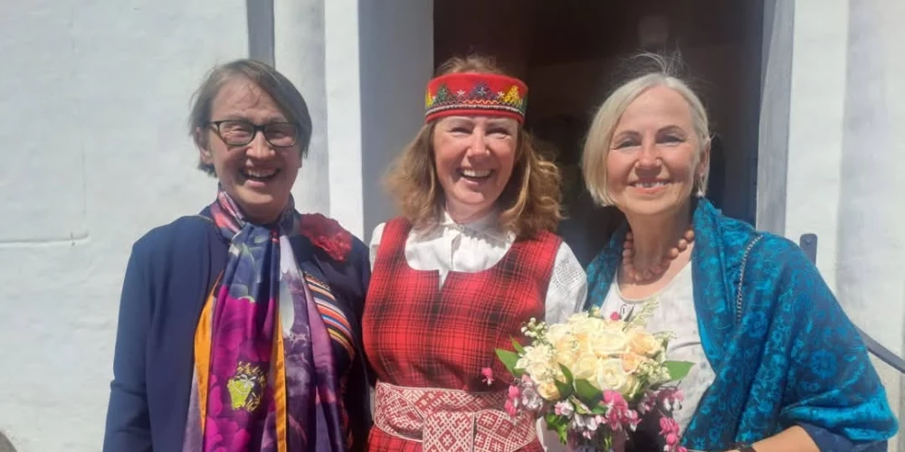 Trīs māsas – Dace, Ieva un Laima. “Ieva triju māsu ģimenē ir jaunākā, un Briāns triju brāļu ģimenē ir jaunākais. Ieva savā dārzā iestādīja trīs lauztās sirdis jeb sirdspuķes kā atgādinājumu, ka dzīvē ir viss kaut kas piedzīvots,” atklāj Laima Kota.