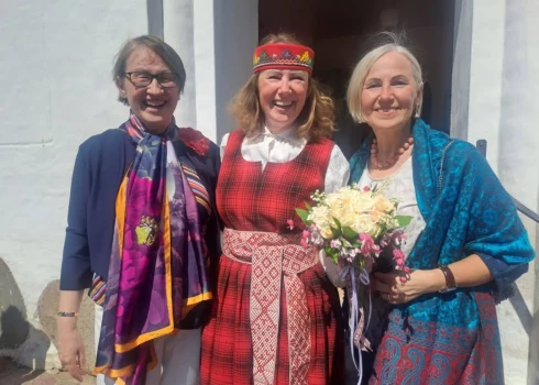 Trīs māsas – Dace, Ieva un Laima. “Ieva triju māsu ģimenē ir jaunākā, un Briāns triju brāļu ģimenē ir jaunākais. Ieva savā dārzā iestādīja trīs lauztās sirdis jeb sirdspuķes kā atgādinājumu, ka dzīvē ir viss kaut kas piedzīvots,” atklāj Laima Kota.