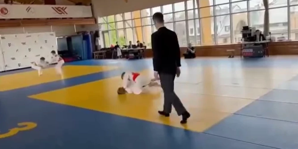 Kadrs no bērnu cīņas, kura izraisīja skandalozos komentārus.