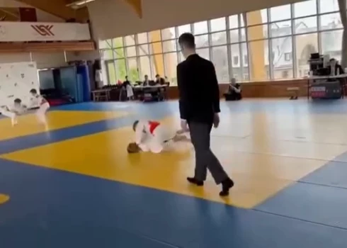 Kadrs no bērnu cīņas, kura izraisīja skandalozos komentārus.