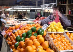 Zemnieki: pārtikas cenas valsts varētu samazināt kaut rīt