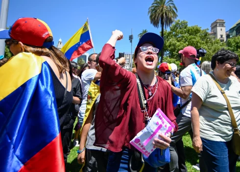 Venecuēlas prezidenta Nikolasa Maduro valdība bieži apgalvo, ka ASV un Kolumbija organizē sazvērestības un apvērsumus, lai to gāztu..