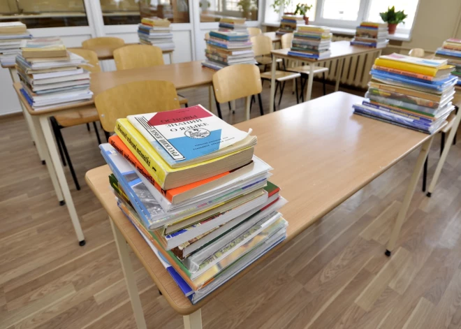IZM grib visus skolēnus klātienē, bet atzīst – skolotāju un resursu tam nav