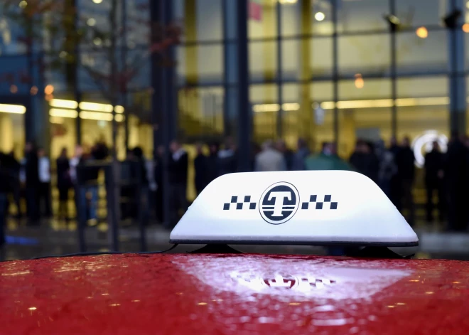 "Tūlīt pabrauksim garām mājai, kur pagrabā turējām latviešu meitenes" - dīvains pasažieris pārbiedē taksometra vadītāju