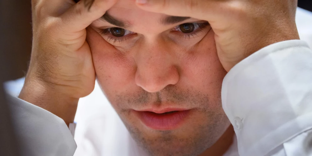 Šī tiešsaistes spēle ar nosaukumu “Magnuss Karlsens pret pasauli” sākās 4. aprīlī vietnē Chess.com — pasaulē lielākajā šaha vietnē — un bija pirmā tiešsaistes brīvā stila spēle, kurā piedalījās pasaules čempions