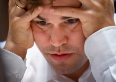 Šī tiešsaistes spēle ar nosaukumu “Magnuss Karlsens pret pasauli” sākās 4. aprīlī vietnē Chess.com — pasaulē lielākajā šaha vietnē — un bija pirmā tiešsaistes brīvā stila spēle, kurā piedalījās pasaules čempions