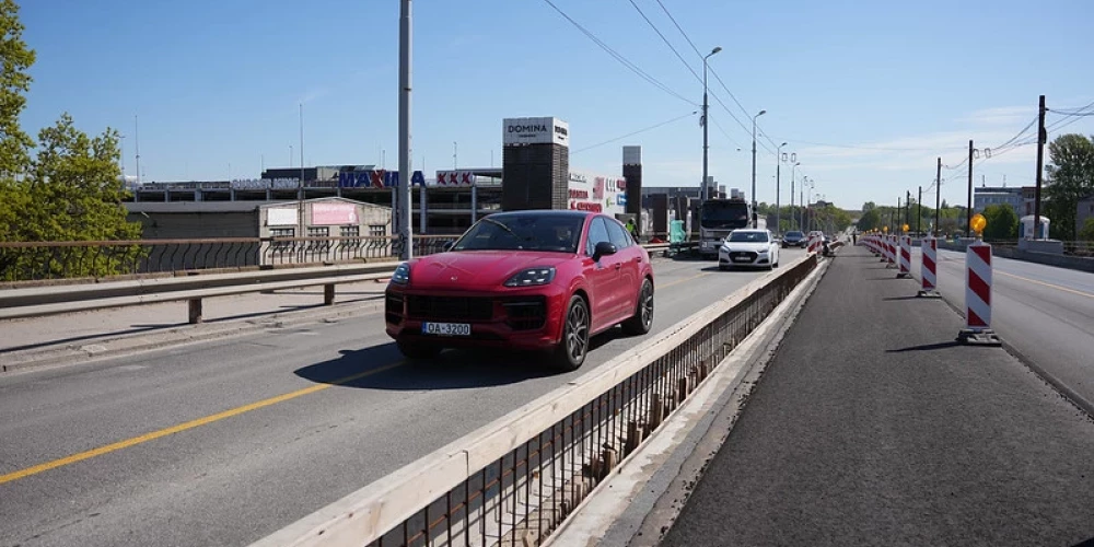 На одной стороне моста уже кладут новый асфальт.