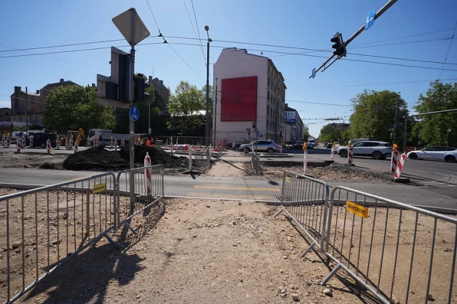 Перекресток на Пернавас и Чака еще долго будет в разобранном состоянии.