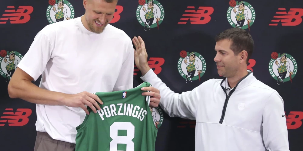 Breds Stīvens prezentē Bostonas "Celtics" jaunieguvumu Kristapu Porziņģi.