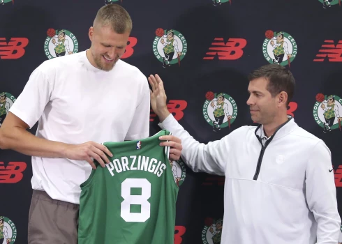 Breds Stīvens prezentē Bostonas "Celtics" jaunieguvumu Kristapu Porziņģi.