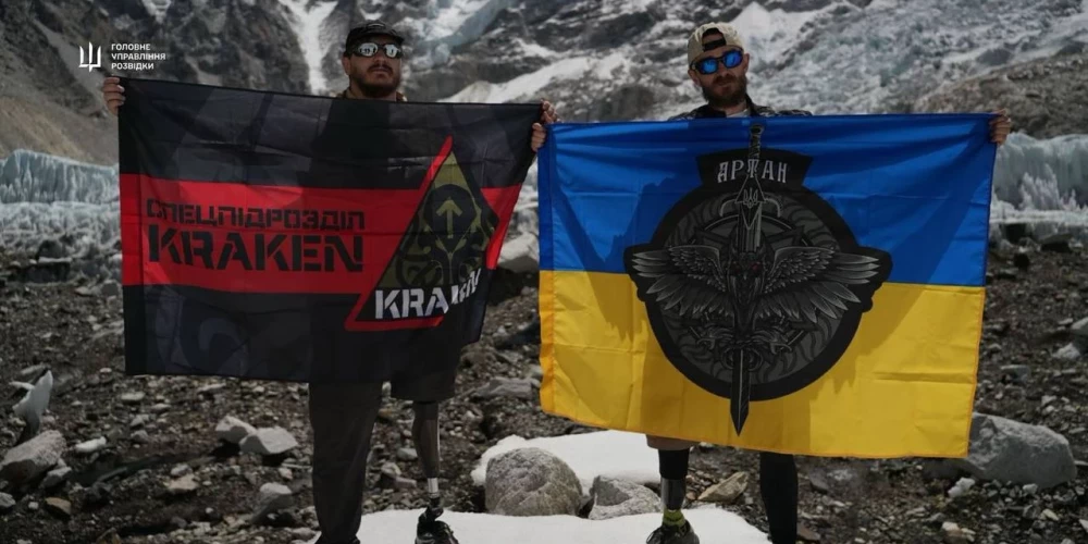 Divi Ukrainas kara veterāni ar amputētām ekrtremitātēm sasnieguši Everesta bāzes nometni.