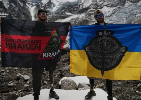 Divi Ukrainas kara veterāni ar amputētām ekrtremitātēm sasnieguši Everesta bāzes nometni.