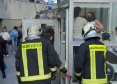 Общественный лифт в рижском переходе возле Центрального вокзала стал ловушкой для женщин с детьми