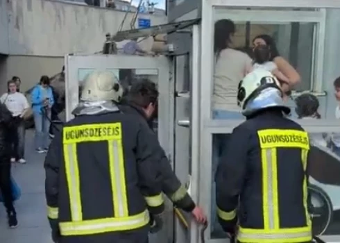 Женщины с маленькими детьми оказались заблокированными в лифте.