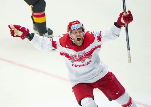 Herningā notikušajā spēlē dāņi ar 2:1 (0:0, 0:1, 1:0, 0:0, 1:0) pārspēja Vācijas izlasi.