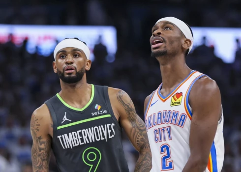Viens no šā brīža pasaules labākajiem basketbolistiem Šejs Gildžess-Aleksandrs (pa labi) Rietumu konferences finālā sacenšas ar savu brālēnu Nikeilu Aleksandru-Vokeru.