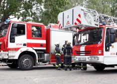 Rēzeknes novadā sadeg saimniecības ēka un divi traktori