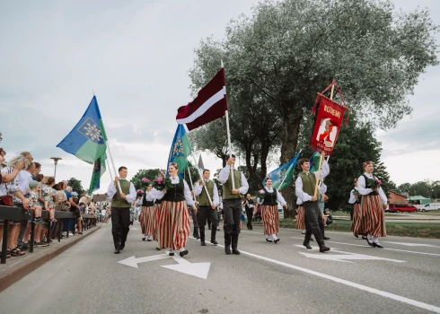 Saldus novadu grib pārvaldīt 117 cilvēki, kaut gan šāda iespēja pavērsies tikai 15 (attēlā: pērnā gada Saldus novada diena).