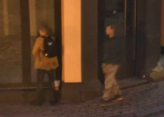 VIDEO:  Rīgas pašvaldības policija Vecrīgā uz karstām pēdām aiztur mobilā tālruņa zagli