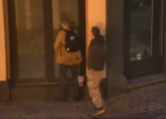 ВИДЕО: в Старой Риге по горячим следам задержали вора мобильного телефона