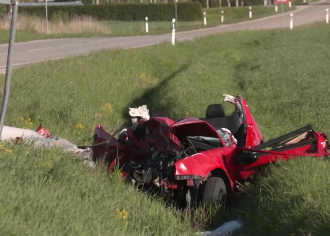 Лобовое ДТП в Валкском крае: погиб 34-летний пожарный, второй водитель в больнице