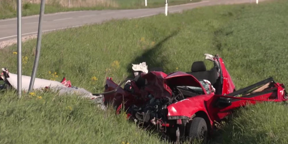 Traģiskajā avārijā cieta divi spēkrati - sarkans “Volkswagen”, kas pēc sadursmes tika iesviests grāvī un “Audi” spēkrats, ko vadīja 32 gadus veca autovadītāja.