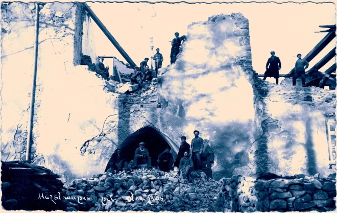 Nemiernieku nopostītā Mazstraupes muiža. Foto: Latvijas Kara muzejs.
