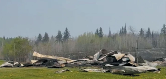 Nodegušais veclatviešu vēsturiskais šķūnis Kanādas Manitobas provincē.