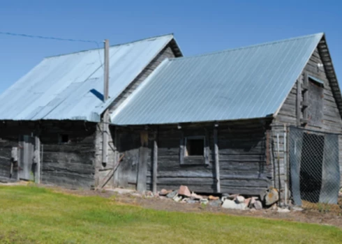 Kārkliņu šķūnis pirms mežu degšanas veclatviešu kolonijā “Lettonia” Manitobas provincē Kanādā.