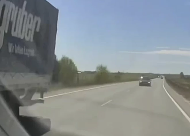 VIDEO: Latvijas šoferis par mata tiesu izvairās no smagas avārijas uz Palangas apvedceļa