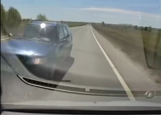 ВИДЕО: латвийский водитель чудом избежал серьезной аварии на объездной дороге Паланги