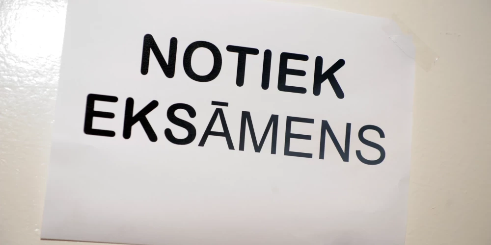 Lapa ar uzrakstu "Notiek eksāmens" Rīgas Šampētera vidusskolā.