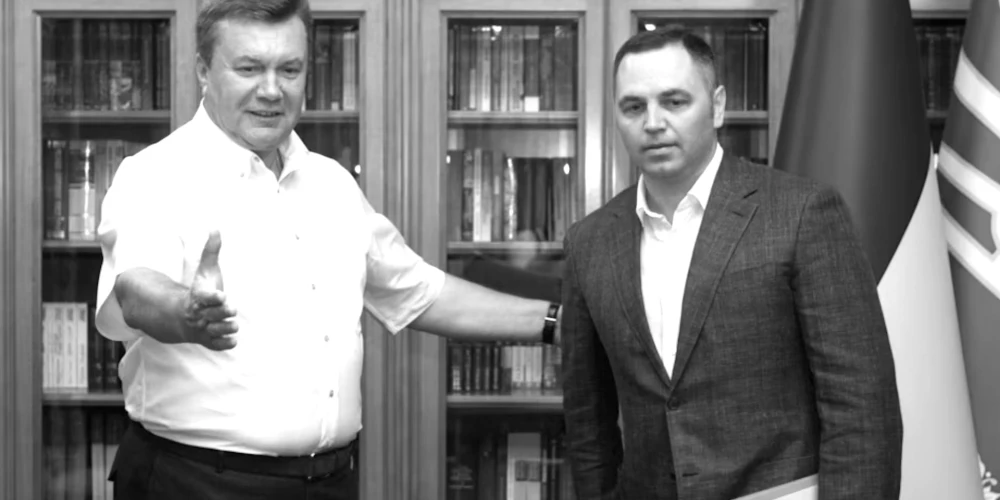 Ukrainas bijušais prezidents Viktors Janukovičs un viņa palīgs Andrijs Portnovs 2010. gadā Krimā.