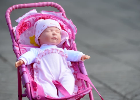 Sabiedrības dubultstandarti iezīmējas arī pāru attiecībās. “Arī manī pašā joprojām dzīvo doma: vīrietis ir pelnījis atpūtu, es varu pagaidīt,” stāsta Bērziņa. “Un tad es domāju – cik ilgi vēl gaidīt? Līdz bērnam būs 18?”