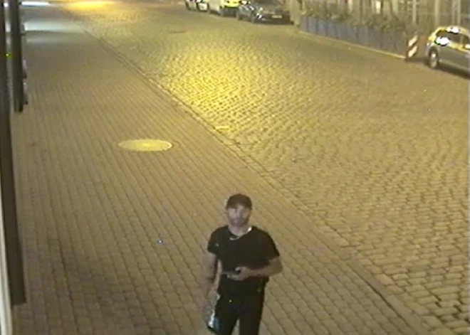 Aizdomās par ļaunprātīgu mašīnas aizdedzināšanu tiek meklēts attēlā redzamais vīrietis