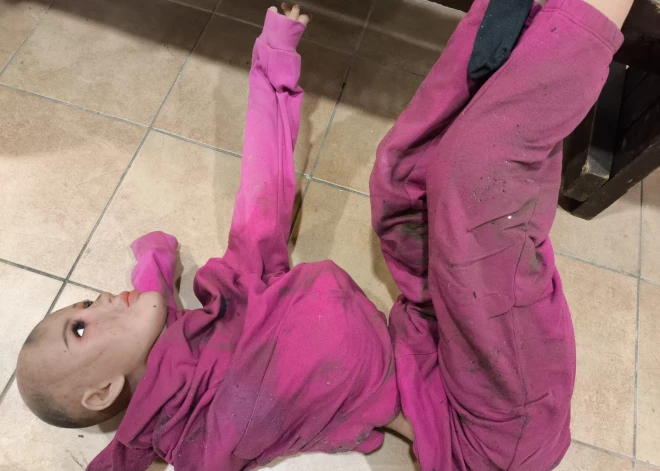 Saimniek, kur tu esi? Ventspils novadā no upes izvilkta gumijas lelle, kurai trūkst roka