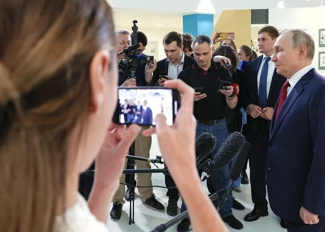 Paēst konfektes un padzert tēju: Kremlī saka, ka Putins ir 100 kilometru attālumā no Ukrainas