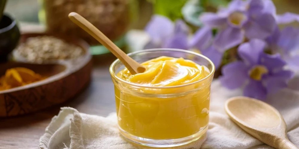 Гхи — разновидность очищенного топленого масла, которое широко используется в Южной Азии для приготовления пищи, лечения и проведения религиозных ритуалов. 