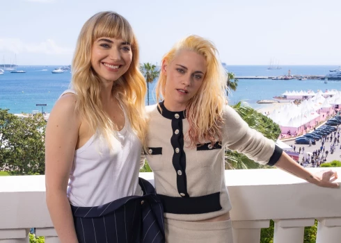 Исполнительница главной роли Имоджен Путс и режиссер Кристен Стюарт на презентации фильма "Хронологии воды" в Каннах.