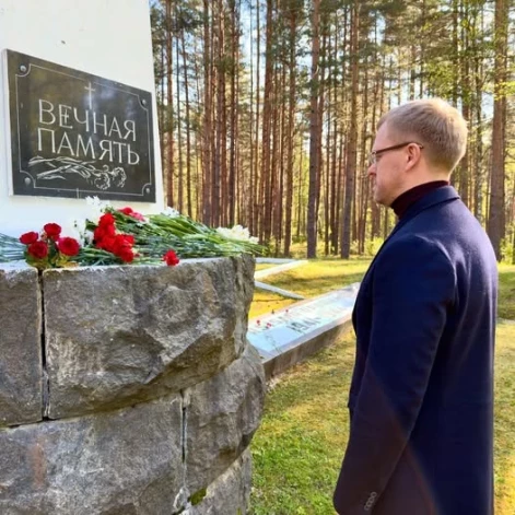 Daugavpils mērs Andrejs Elksniņš 9. maijā, kad Krievija svin tā dēvētos “Uzvaras svētkus”, pieminēja Otrā pasaules kara laikā kritušos sarkanarmiešus.