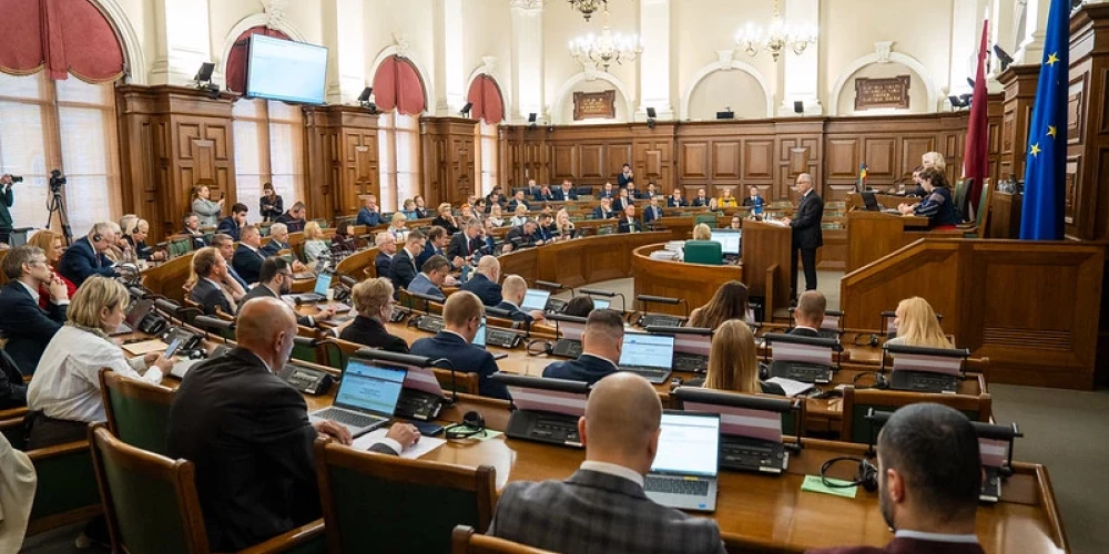 Saeimas kārtības rullī plāno nostiprināt deputātu pienākumu saziņā lietot valsts valodu.