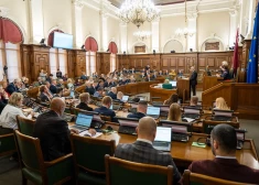 Saeimas telpās - tikai latviešu valodā! Kārtības rullī plāno nostiprināt jaunu pienākumu deputātiem