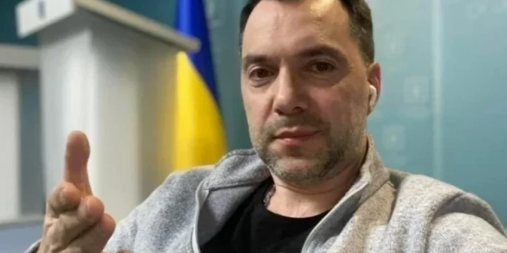 Volodimira Zelenska biroja vadītāja padomnieks Oleksijs Arestovičs Portnova slepkavībā vaino Zelenski.