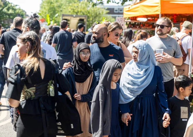 "Tas apdraud dzimumu līdztiesību un bērnu aizsardzību” — Makrona partija vēlas liegt nepilngadīgajām valkāt hidžābu publiskās vietās