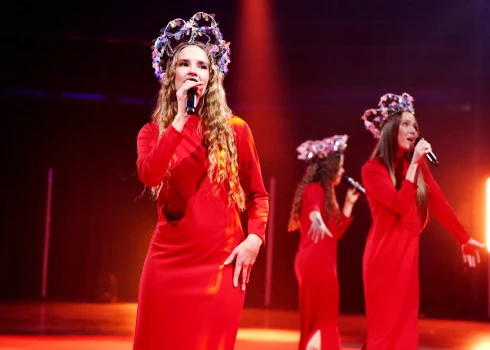 Едва девушки из Tautumeitas заговорили по-русски, как из любимиц превратились чуть ли не в предательниц. Волна хейта поднялась в соцсетях как раз накануне важного выступления.