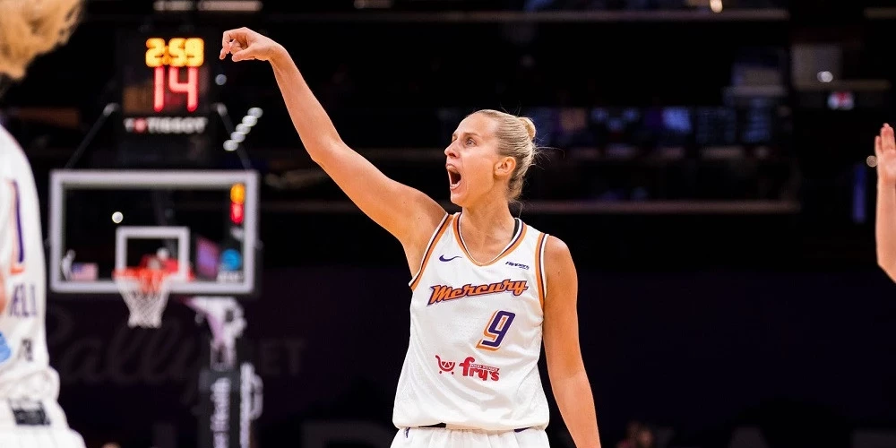 Kitija Laksa savā WNBA debijā trāpīja trīs tālmetienus.