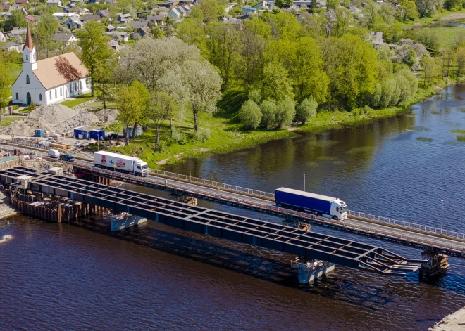 Salacgrīvā nojaukts vecais tilts un izbūvēti visi jaunā tilta balsti.