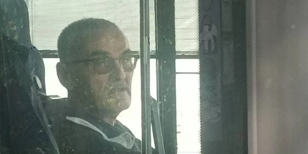 “Kad es izkāpu, paņēmu telefonu un viņu nobildēju. Viņš vēl pozēja, laikam domādams, ka filmēju,” viņa atceras.