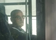 “Kad es izkāpu, paņēmu telefonu un viņu nobildēju. Viņš vēl pozēja, laikam domādams, ka filmēju,” viņa atceras.